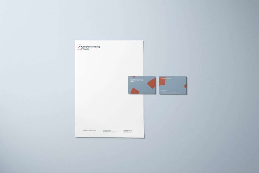 Die Abbildung zeigt einen Briefkopf und zwei Visitenkarten im HigPerforming Team Design
