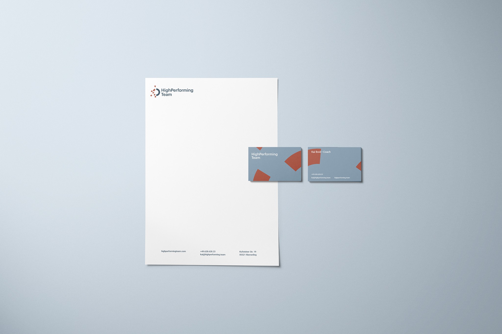 Die Abbildung zeigt einen Briefkopf und zwei Visitenkarten im HigPerforming Team Design