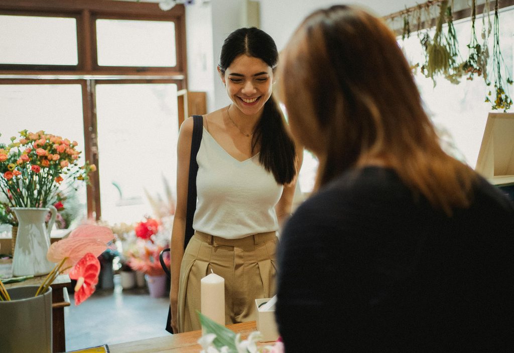A woman faces a shopkeeper. This is the introduction for an article explaining 25 cognitive biases