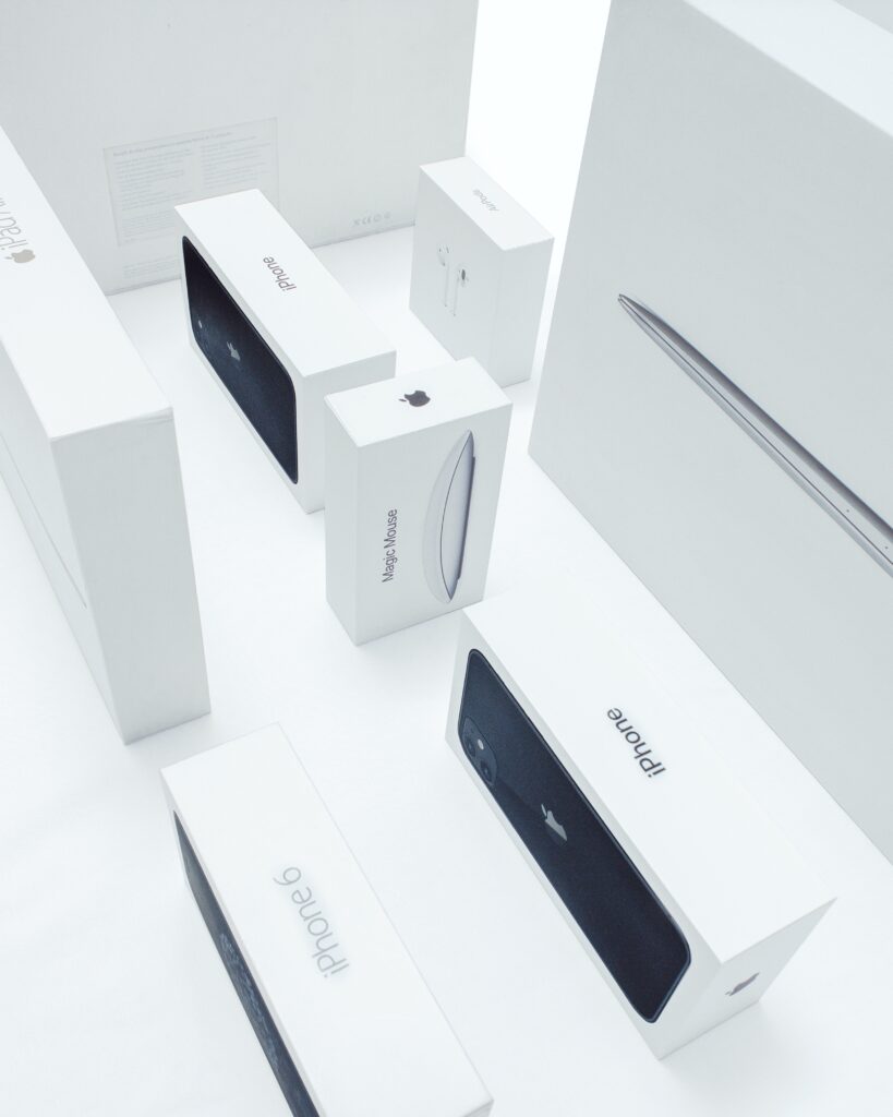 Ein Bild von mehreren Apple-Produktverpackungen, auf denen das ikonische Apple-Logo auf einem schlichten Hintergrund hervorgehoben wird. Der großzügige Weißraum in Zusammenhang mit dem Logo, dient als unverwechselbares Marken-Asset und schafft eine klare und erkennbare visuelle Identität für die Apple-Produkte.