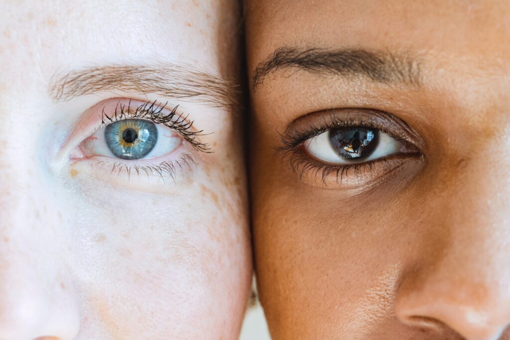 Das Bild zeigt einen Ausschnitt von zwei Gesichtern mit unterschiedlichen Augenfarben und Hauttönen als Metapher für unterschiedliche Markenpersönlichkeiten.