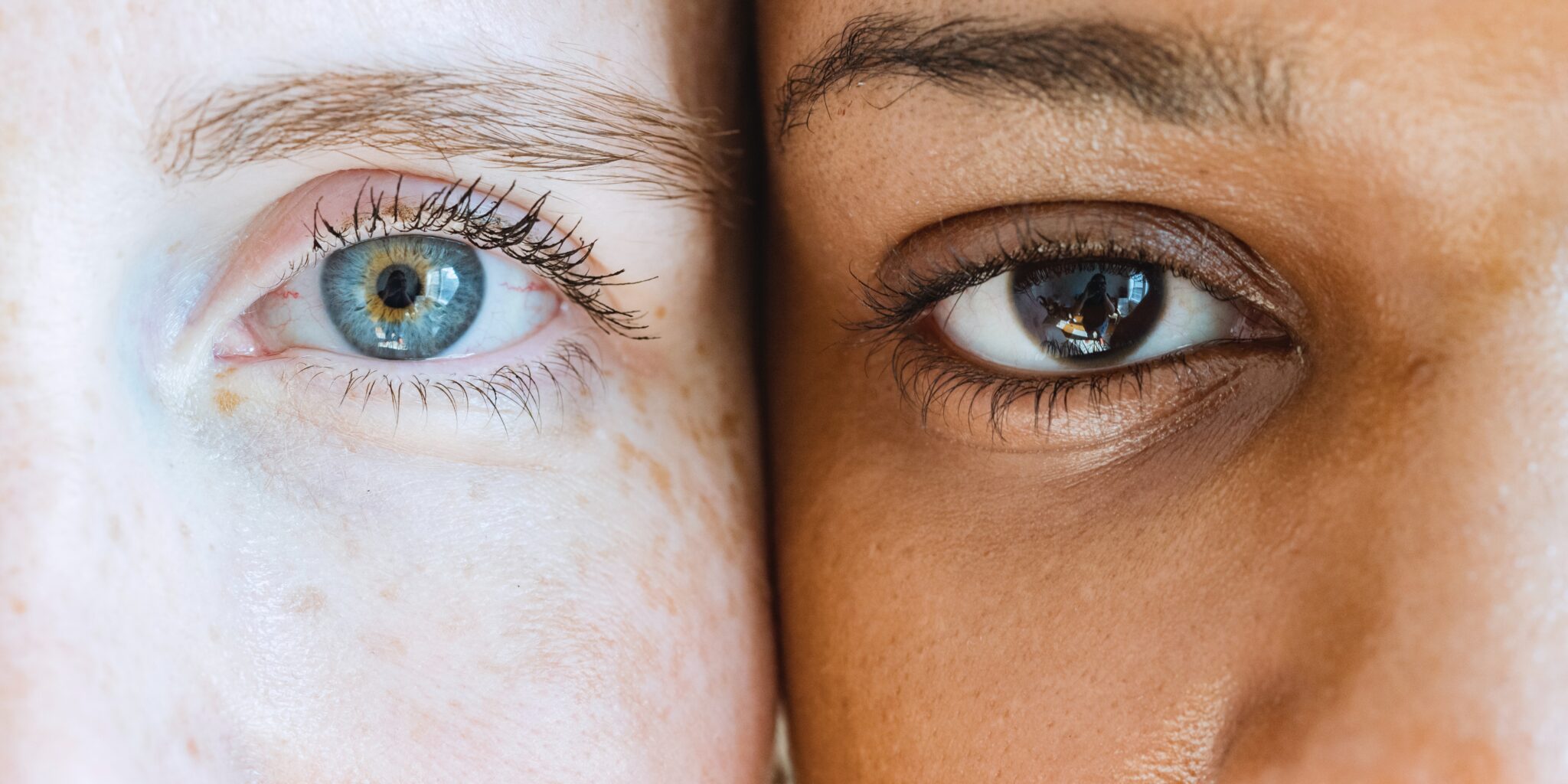 Das Bild zeigt einen Ausschnitt von zwei Gesichtern mit unterschiedlichen Augenfarben und Hauttönen als Metapher für unterschiedliche Markenpersönlichkeiten.