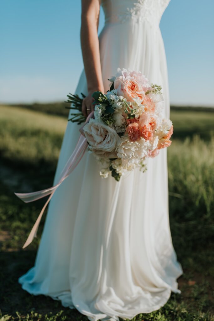 Das Bild zeigt eine westliche Braut in einem weißen Kleid, um den kulturellen Unterschied von Farben zu verdeutlichen.