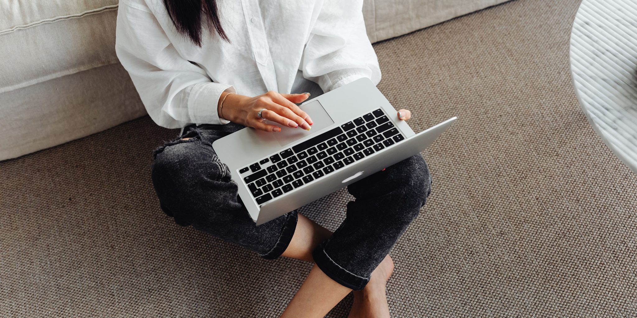 Frau arbeitet an ihrem Laptop als Einleitung zu einem umfassenden Artikel über Markenstrategie
