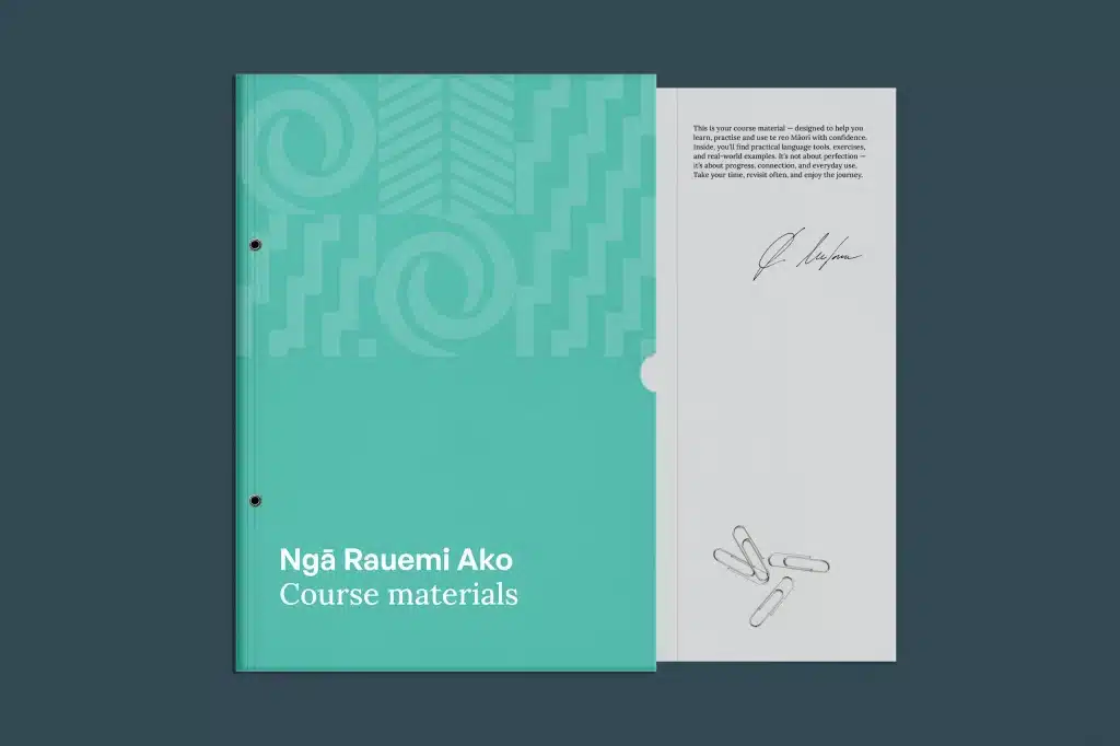 Māori Markenidentität für Akoako — Lernmappe mit dem Markenmuster, inspiriert von den Landschaften Aotearoas und Farnformen.