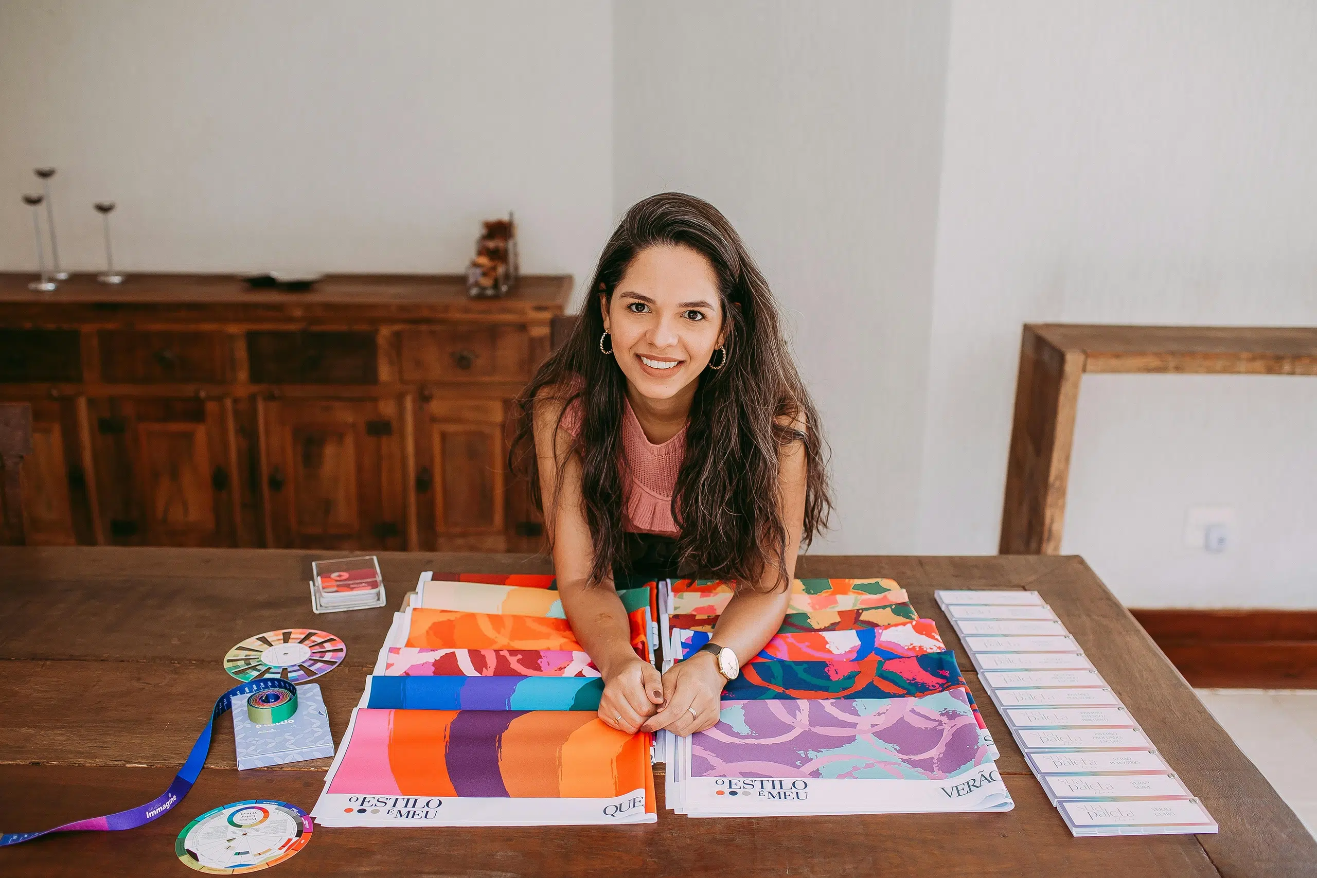 A girl assessing some patterns and colours as an introduction to the article: ”How to create your unique brand colour palette in 10 steps”