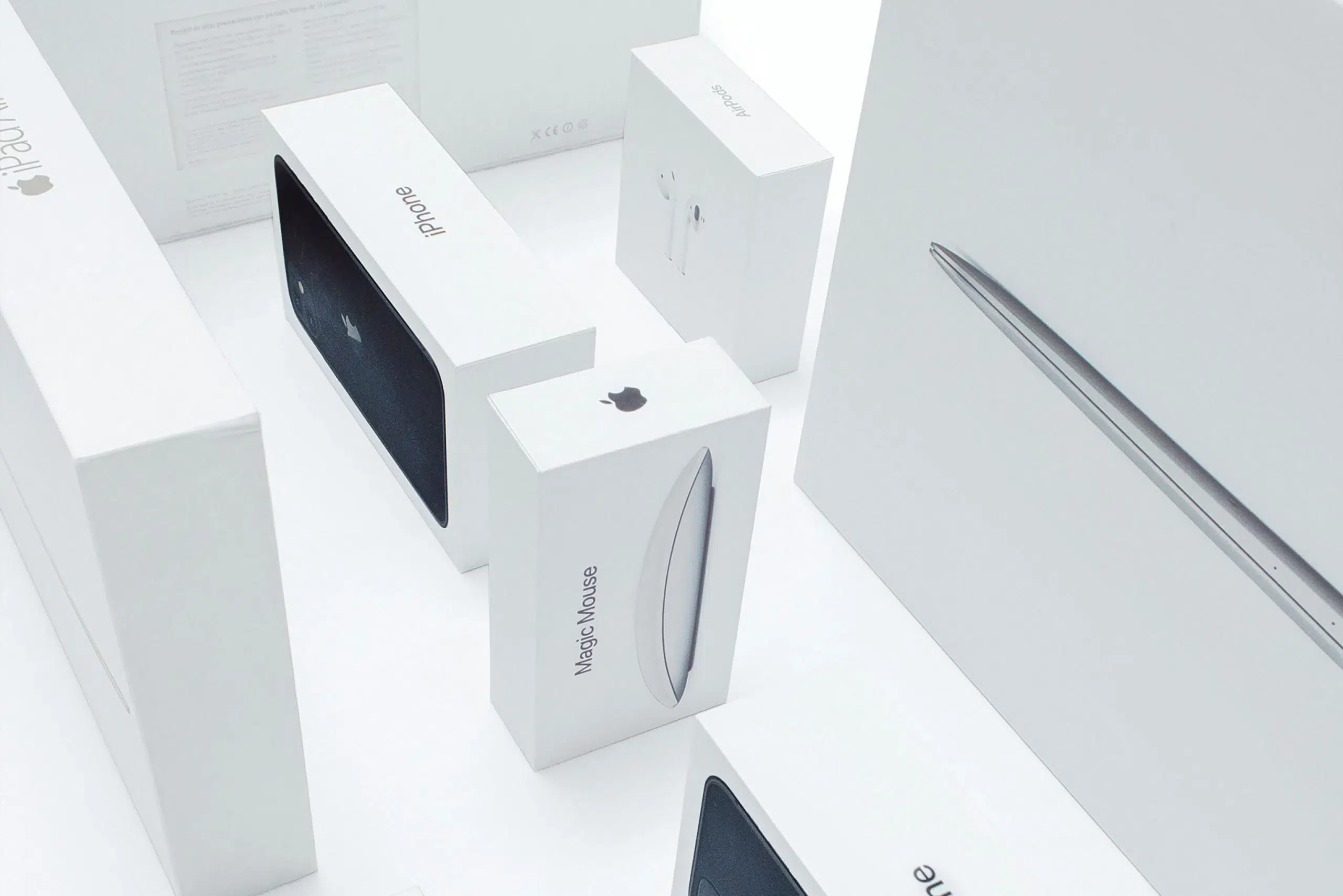 Mehrere Apple-Produktverpackungen, auf denen das ikonische Apple-Logo deutlich auf einem schlichten Hintergrund zu sehen ist. Der großzügige Weißraum rund um das Logo ist ein unverwechselbares Marken-Asset, auch Distinctive Bran Asset, und sorgt für eine klare, wiedererkennbare visuelle Identität der Apple-Produkte.
