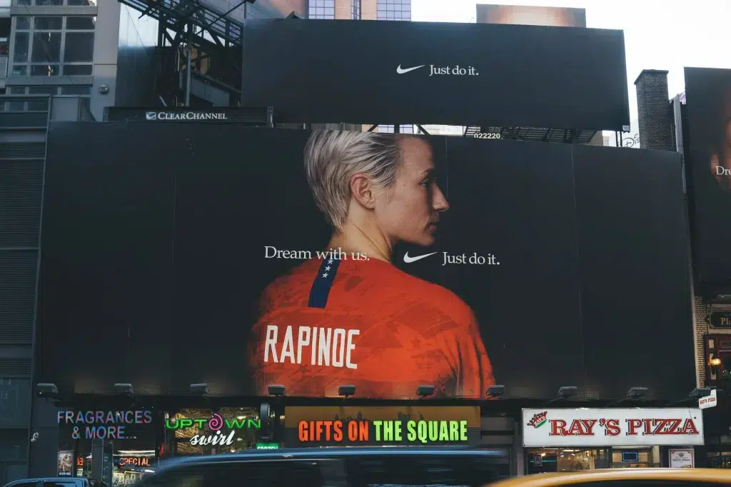 Nike-Plakat mit der berühmten Tagline „Just Do It“
