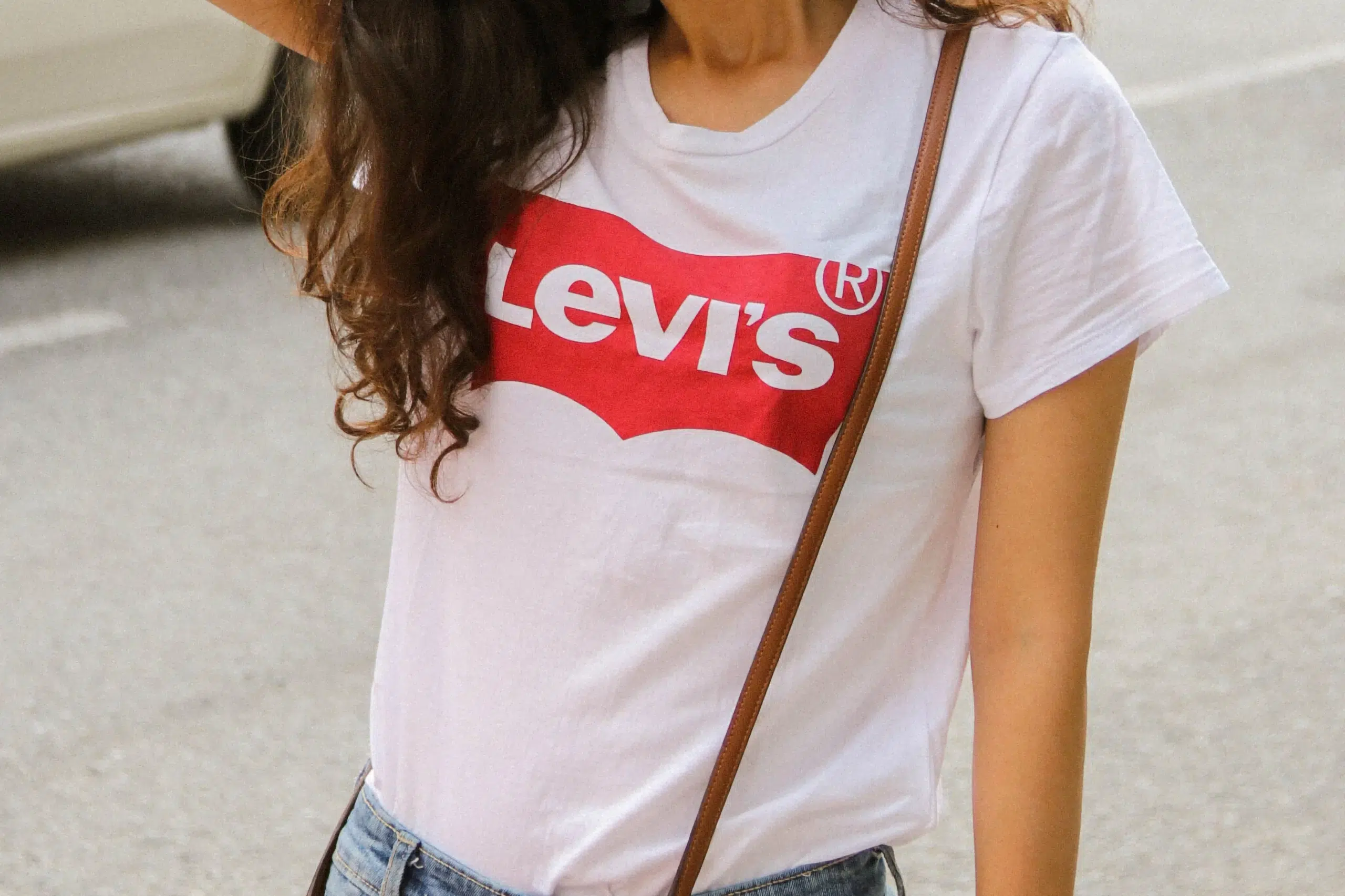 Levi’s Logo, das 1960 entworfen wurde, auf einem T-Shirt abgebildet; das klassische Design wird weiterhin verwendet.