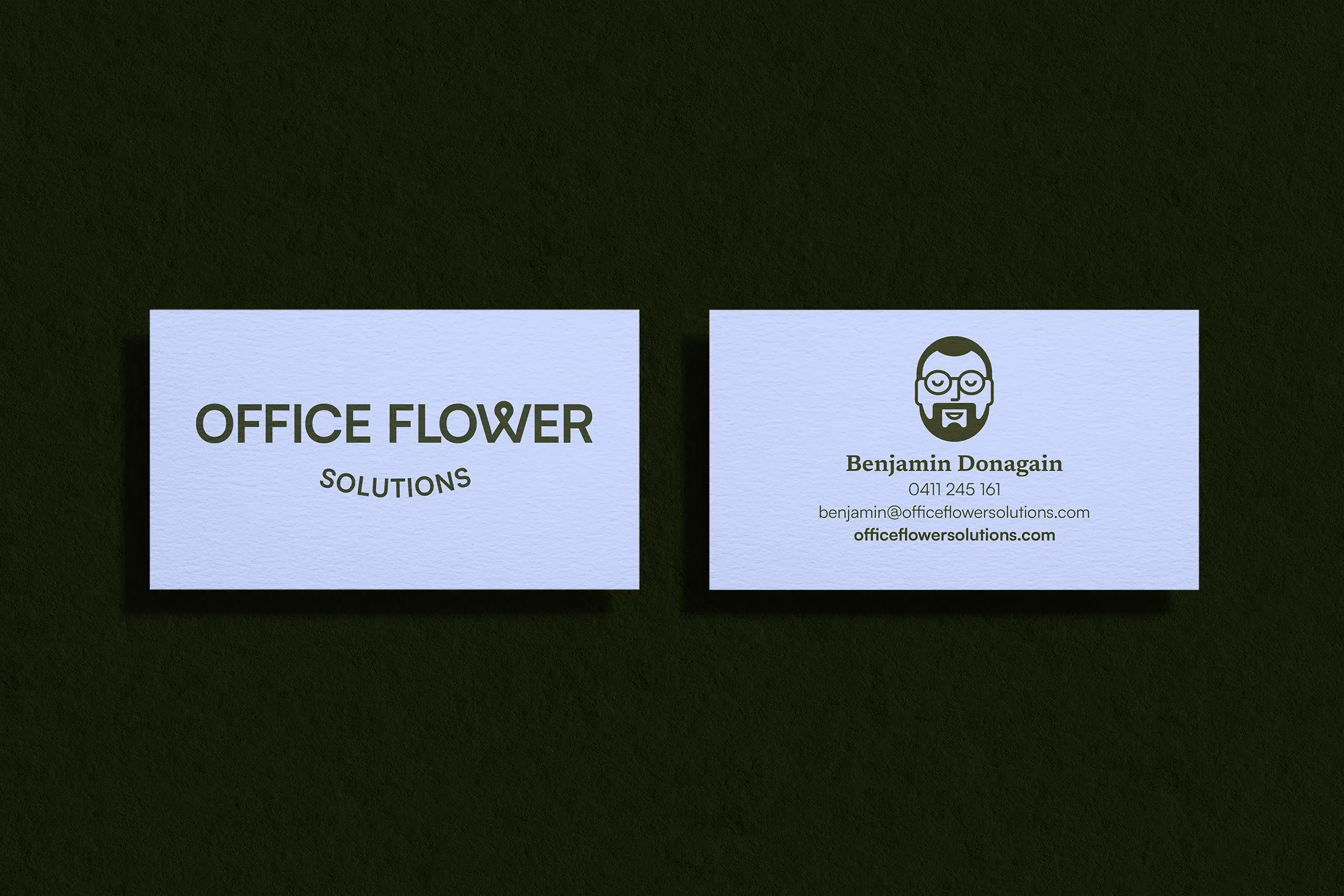 Für Office Flower Solutions entworfene Visitenkarten, die die raffinierte und zugleich originelle Markenidentität widerspiegeln.