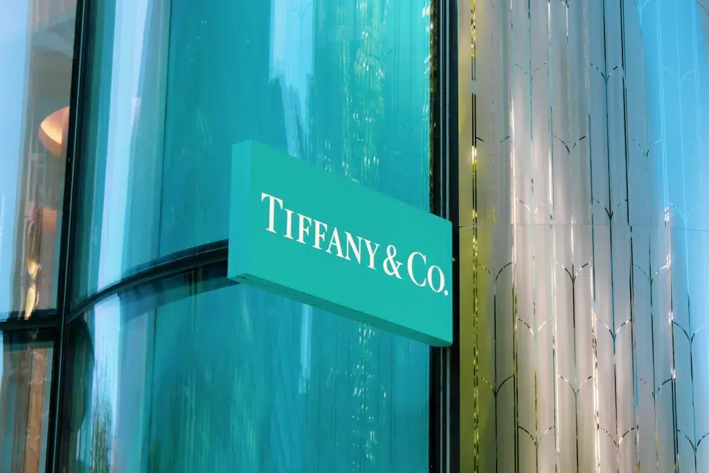 Tiffany-&-Co.-Beschilderung mit dem charakteristischen Tiffany-Blue-Hintergrund und weißem Logo.