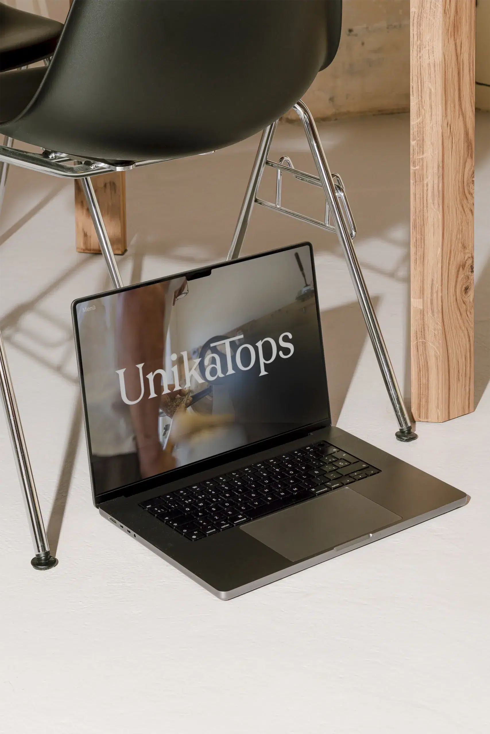 Laptop with the start screen of the Unikatops website design