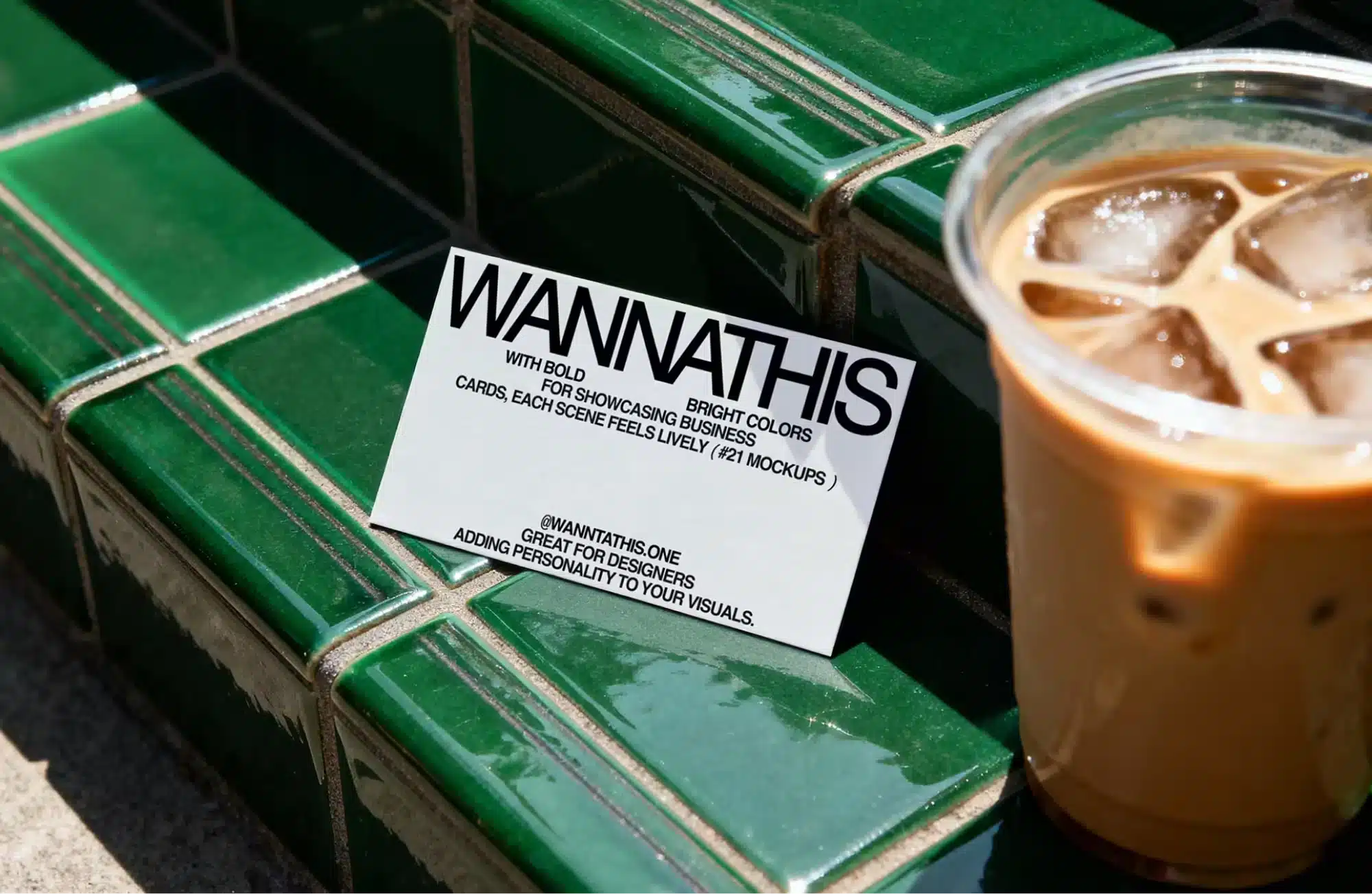Modernes und freies Visitenkarten-Mockup neben einem Eiskaffee von Wannathis.