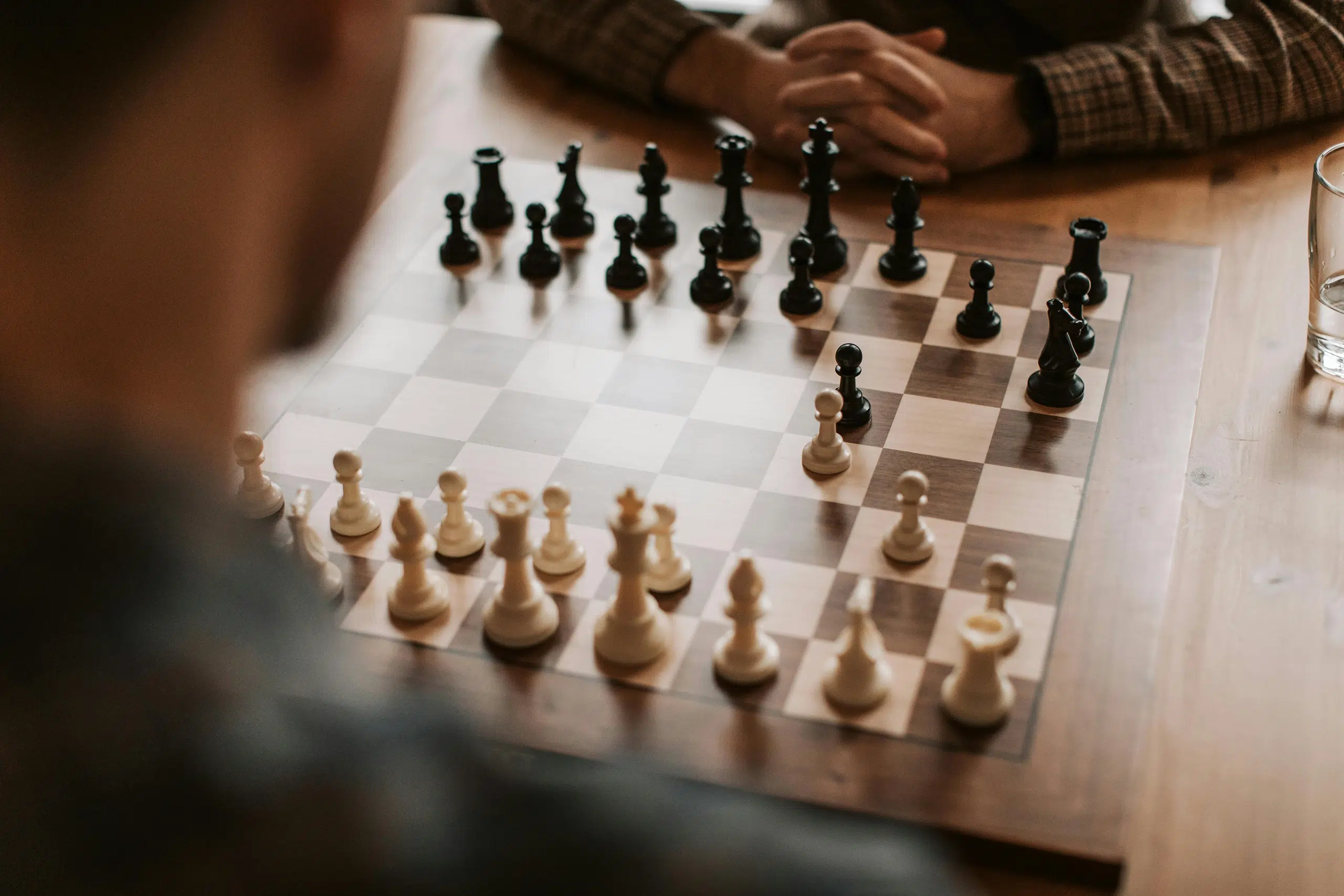 Two people playing chess: a metaphor for brand positioning, introducing an article full of brand positioning examples.