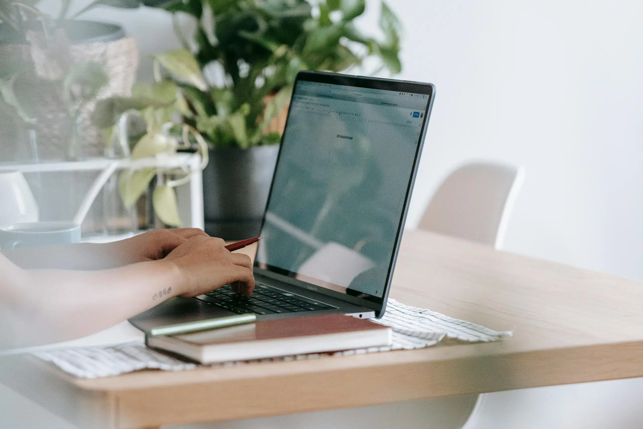 Eine Person arbeitet an einem Laptop – Einleitung zum Artikel „Markenschriftarten auswählen: Der umfassende Guide zu Brand Fonts“