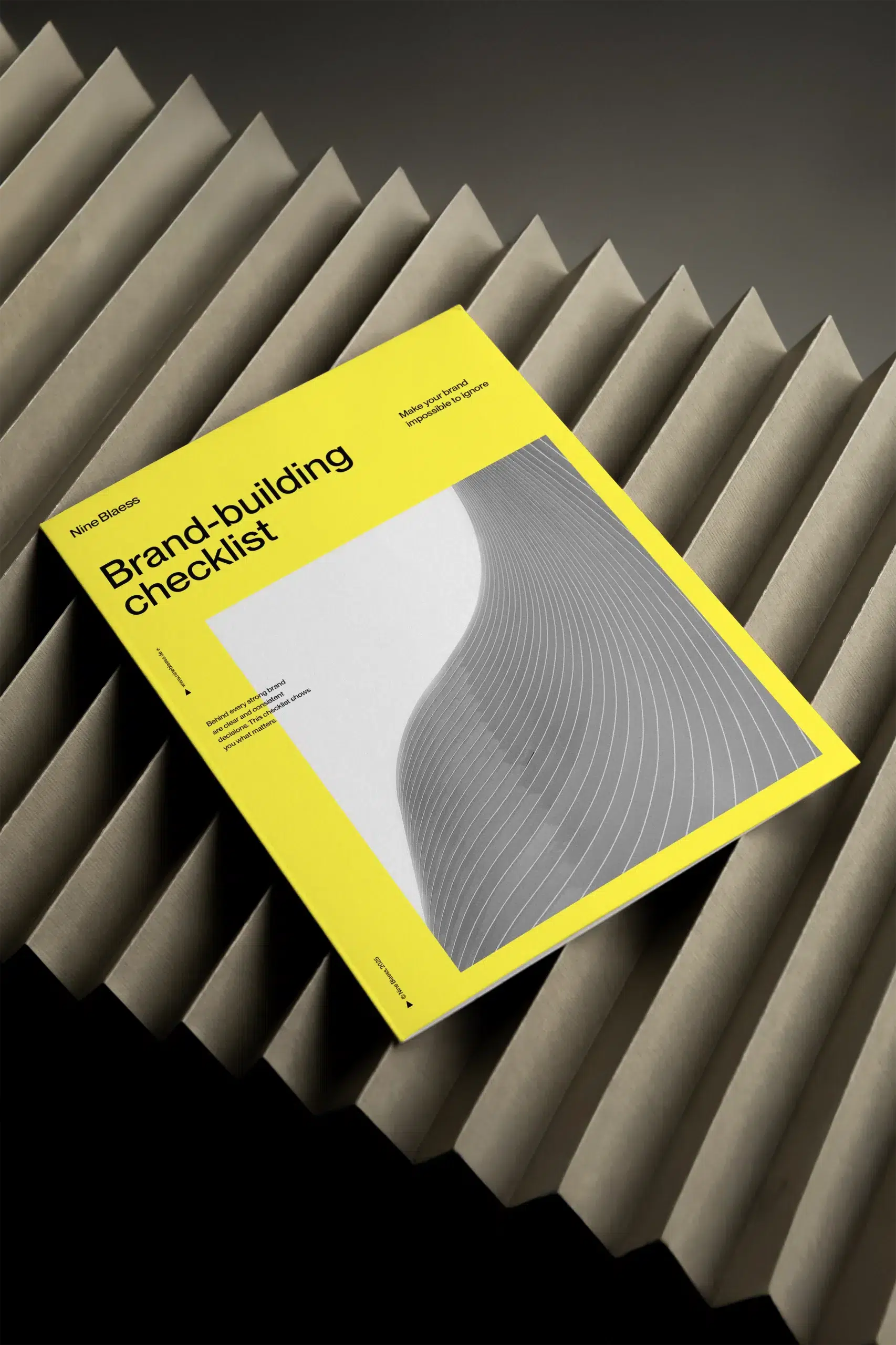 Mockup der Brand-Building-Checkliste, dargestellt als Mockup einer A4-Broschüre mit dem Titel „Brand-Building-Checkliste, Mach deine Marke unübersehbar“.