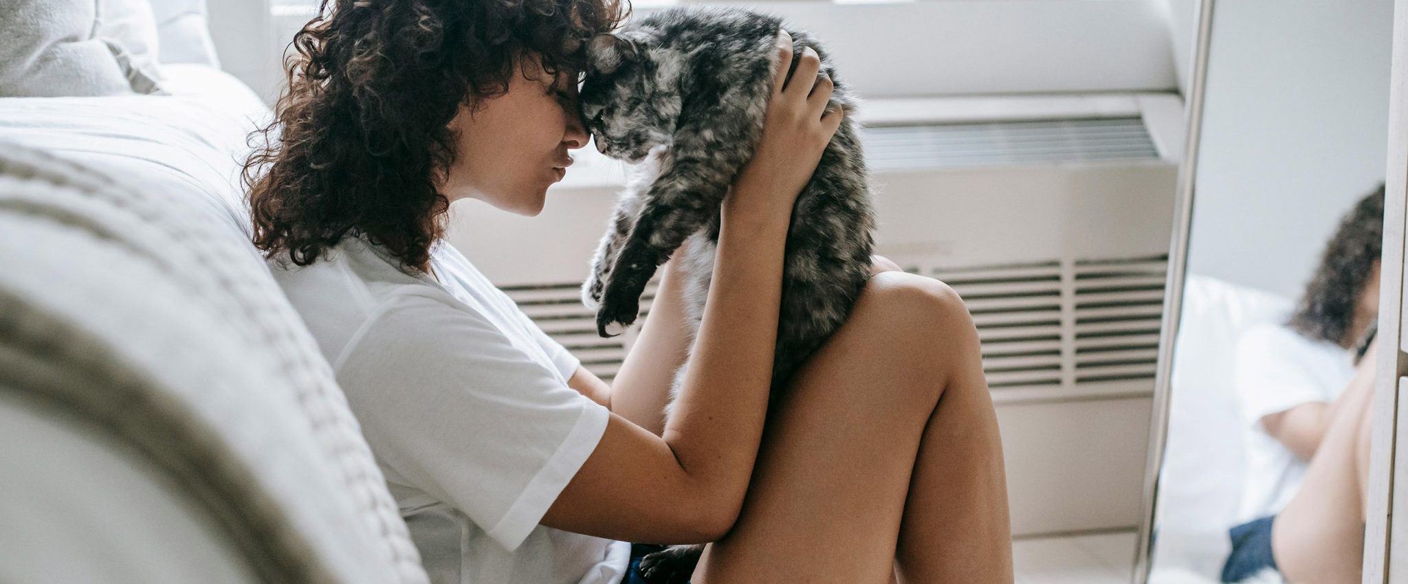 Eine Frau kuschelt mit ihrer Katze. Das ist die Einleitung für den Artikel: "Warum es wichtig ist, deine Zielgruppe zu identifizieren im Branding"