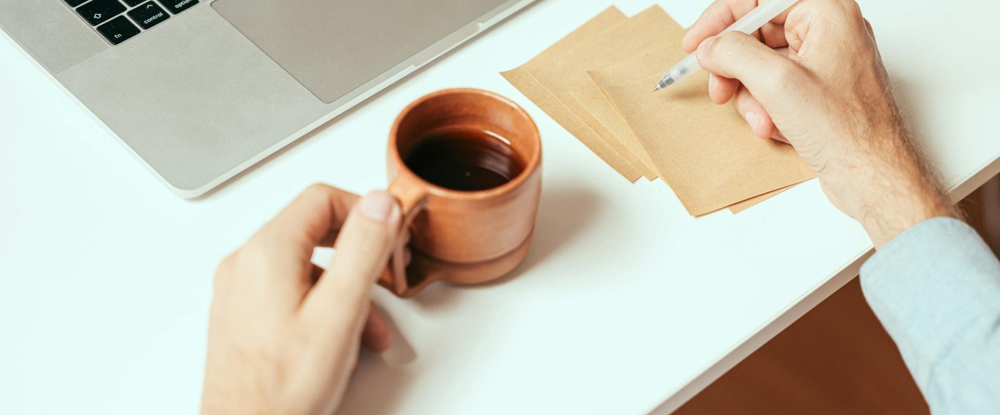 Eine Person schreibt auf einen Post-it-Zettel. Dies ist die Einleitung zu einem Artikel über meinen Markenstrategie-Prozess